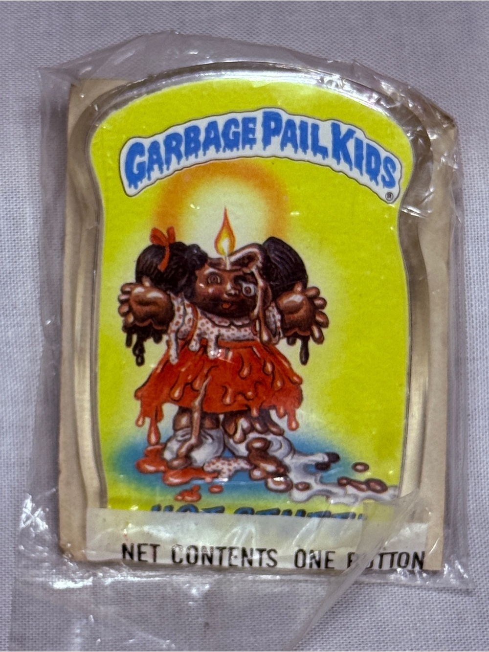Topps Garbage Pail Kids 1986 vintage “hot stuff” factory sealed pin back button